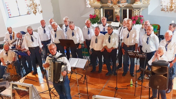 Ein Männerchor probt in einem Kirchenraum