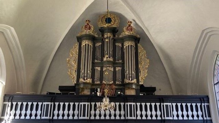 Orgelet på kirkegavlen med udsmykning og kroner