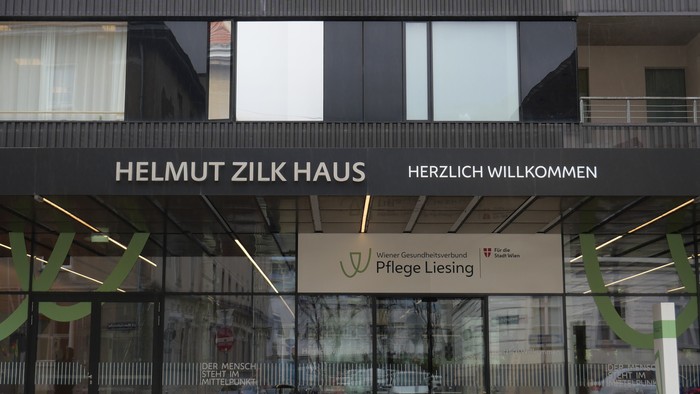 Das Bild zeigt das Helmut Zilk Haus mit einem Willkommensschild und grünen Akzenten.