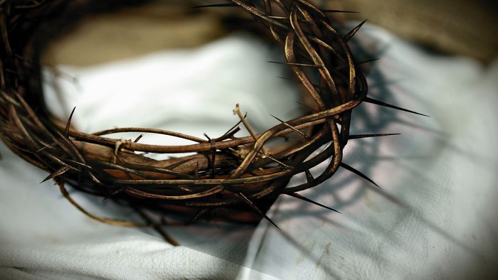 Ein Dornenkranz liegt auf einem weißen Tuch