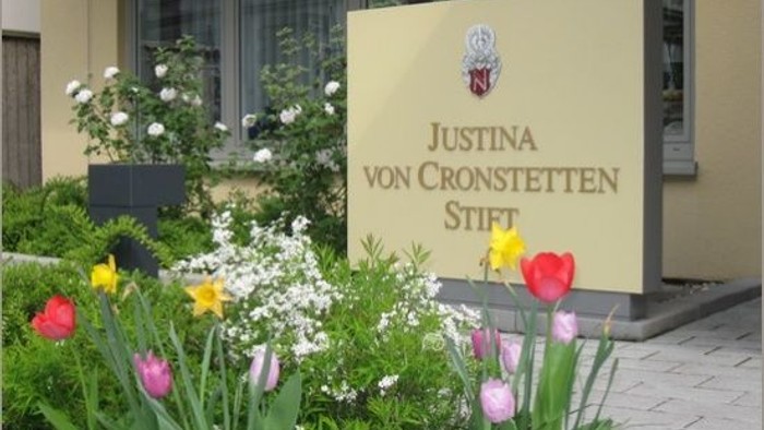 Vor dem Gebäude "Justina von Cronstetten Stiftung" blühen Tulpen und andere Blumen.