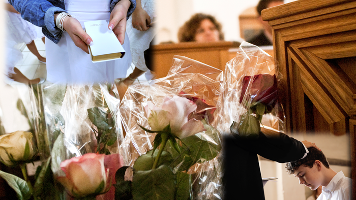 En gruppe af mennesker håndterer blomsterbunde i en kirke.