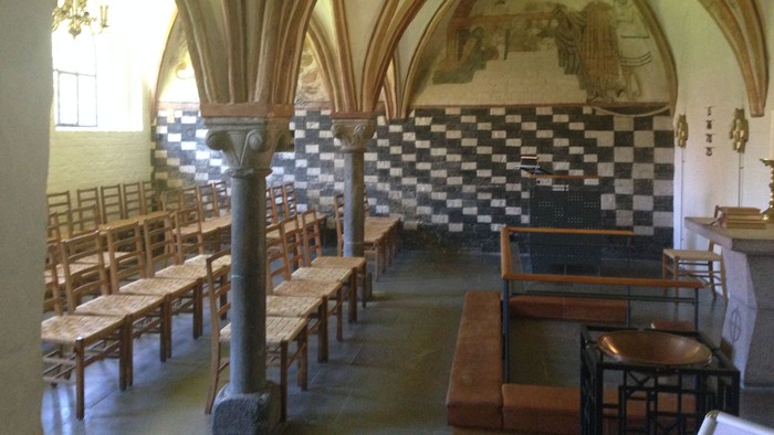 Gammel hal med bænke og bord