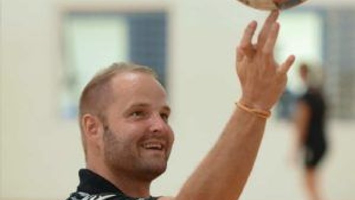 En mand med bal i hånden.