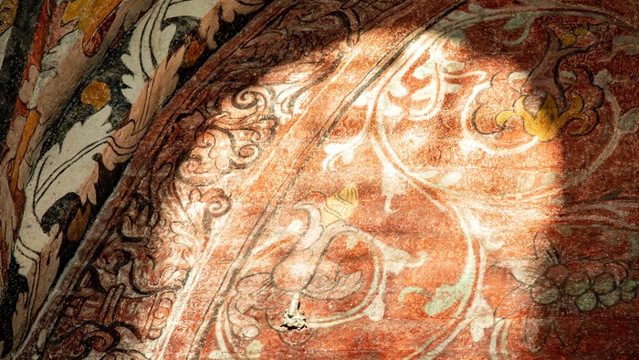 Dekorerede vægmaleri med blomster og bladmønstre