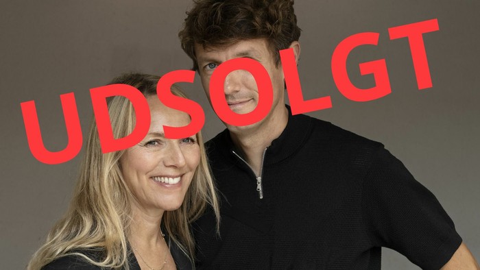 En mand og en kvinde poserer sammen, deres ansigter er udsolgt.