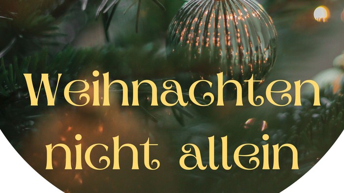 Weihnachtsbaum mit goldenem Schmuck und warmem Licht, darunter Text in Gold: "Weihnachten night allein" und "Herzliche Einladung zum gemeinsamen Heiligabend"