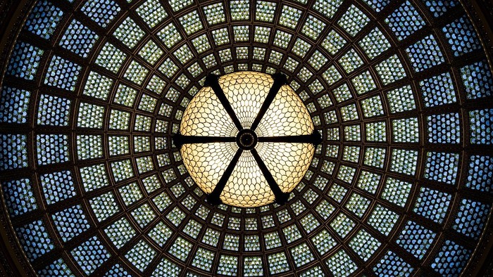 Stained glass vindues i kuppelform med blå og gule farver