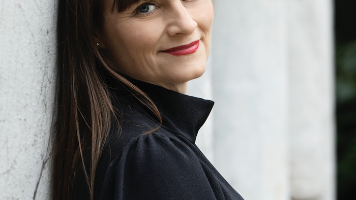 Kvinde med bange ser til side