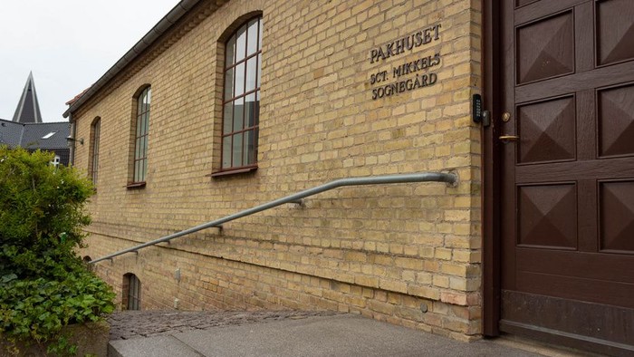 Bygning med trappe og jernbanesøjle.