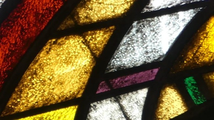 Buntes Glasfenster mit geometrischen Mustern