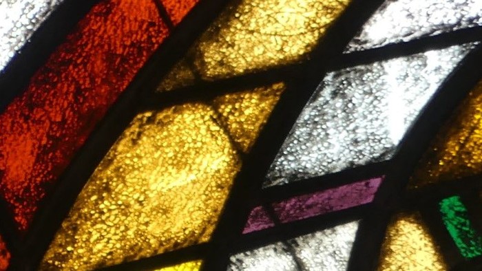 Buntes Glasfenster mit geometrischen Mustern