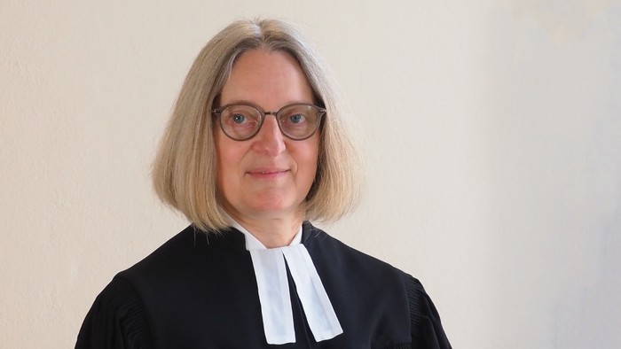 En kvinde i dommerdrægt.