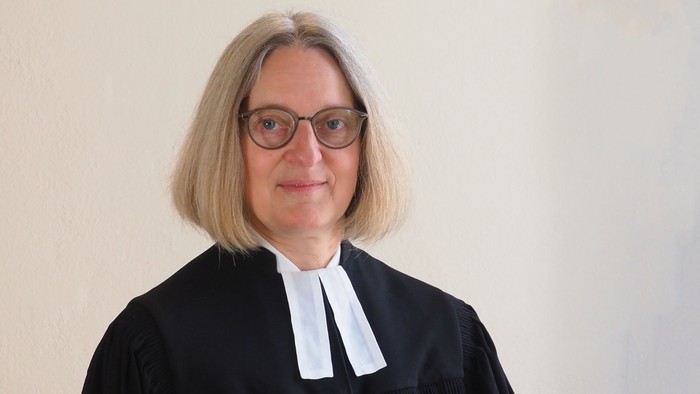 En kvinde i dommerdrægt.