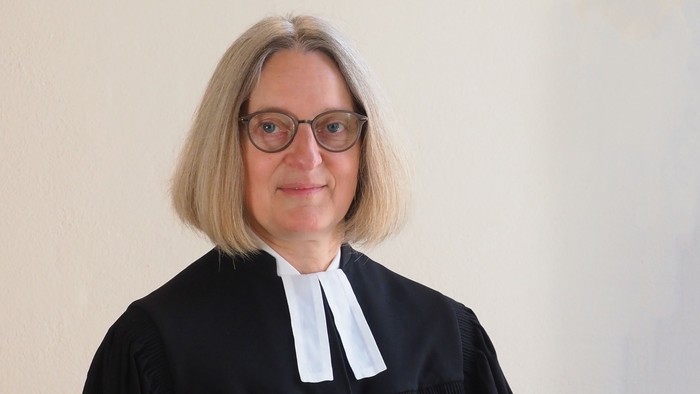 En kvinde i dommerdrægt.