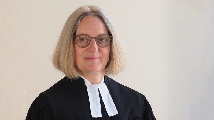 En kvinde i dommerdrægt.