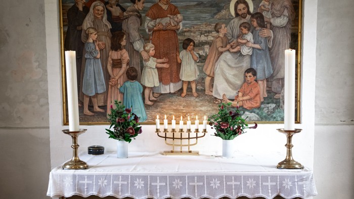 Alter med maleri og lysestage