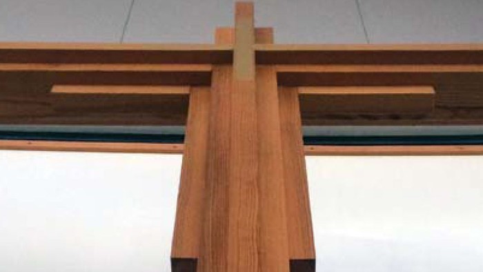 Et trækonstruktion på et vinduesbræt