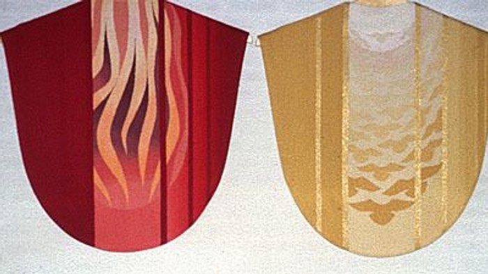 Fire skjold med forskellige farver og mønstre.