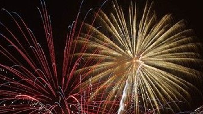 Fireværkeri i mørke himmel