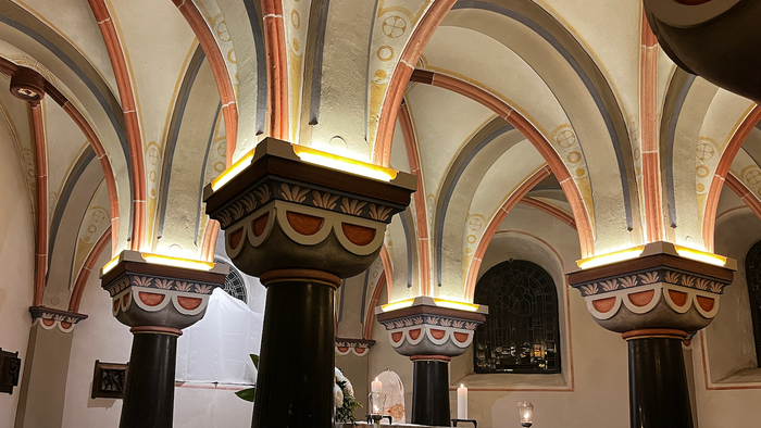 Innenraum einer Kirche mit Säulen und Gewölbedecke