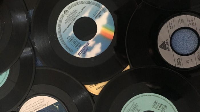Eine Sammlung von Schallplatten in verschiedenen Farben und Etiketten