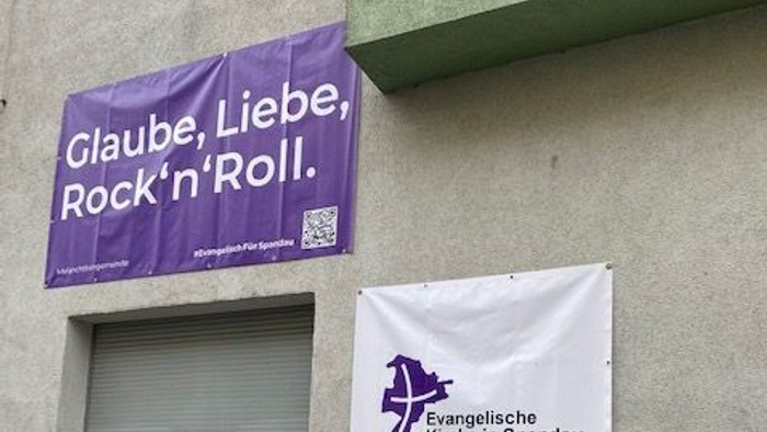 Zwei Banner an der Wand eines Gebäudes