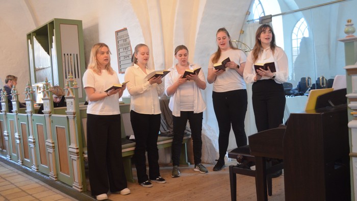 En gruppe kvinder synger i en kirke