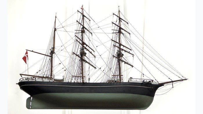 Et modelleret skib med tre master og mange seile.