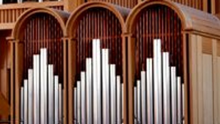 Orgelet i kirken med sine mange pipers og arkadeformede åbninger