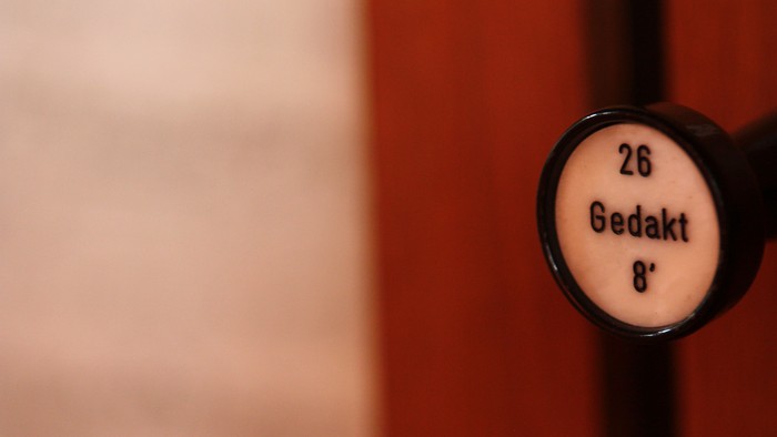 En sort og hvid skala med tallet 26 og ordet 'Gedakt'.