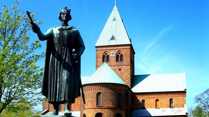 Statue af Valdemar Sejr foran kirke