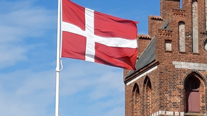 Dansk flag ved kirke.