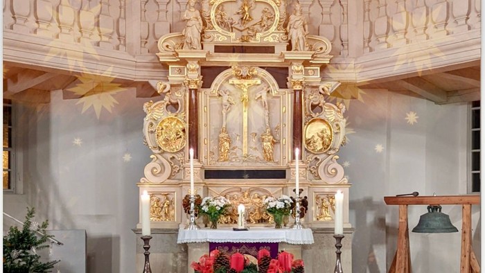 Prächtiger Kirchenaltar mit Kerzen und Blumen, Veranstaltungshinweis für 30.11.2024