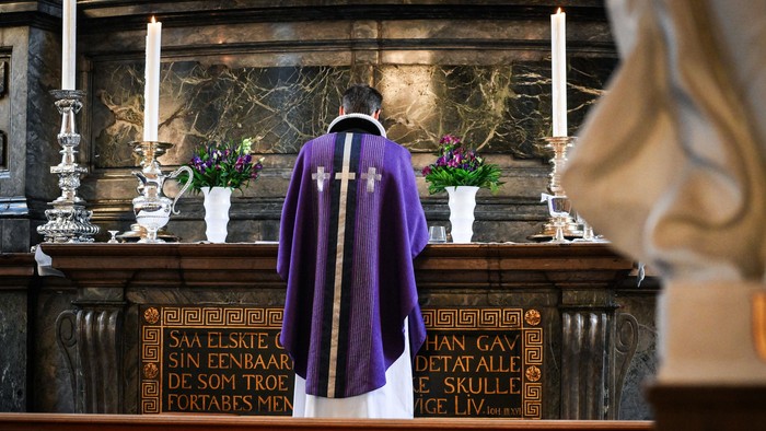 Altertavle med purpurskjorte og lysstake