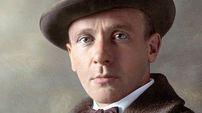 Mand med fedora og sorgenfuld udtryk.