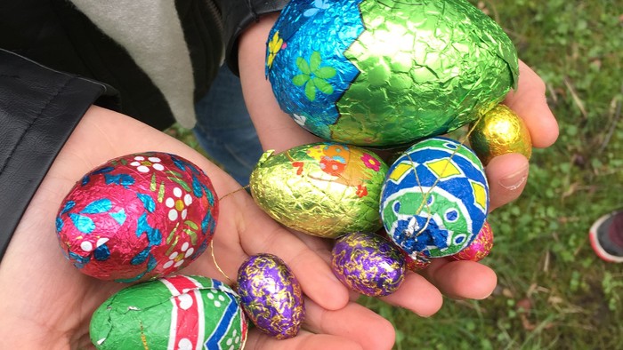 En person holder en håndfuld bunte og pyntede ostereier.