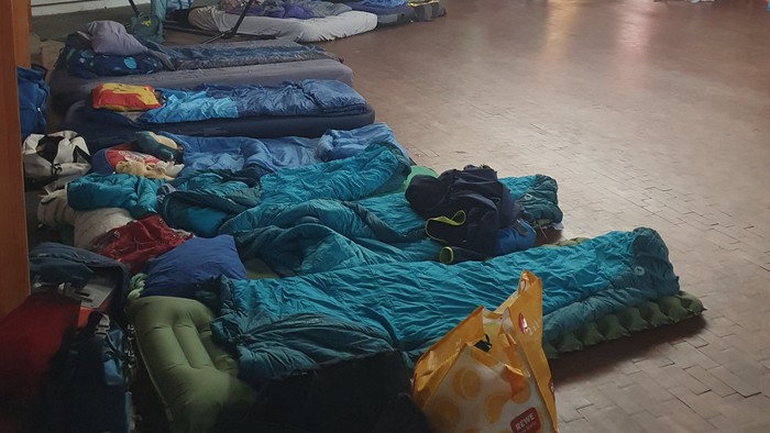 "Indoor-Campingbereich mit Schlafsäcken und Hängematten"