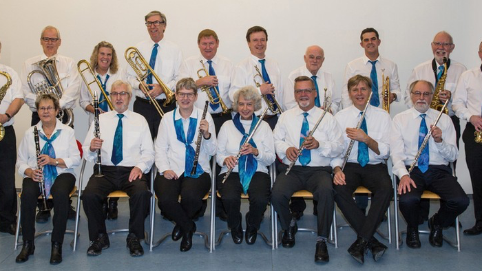 En gruppe musiker poser med blæserinstrumenter