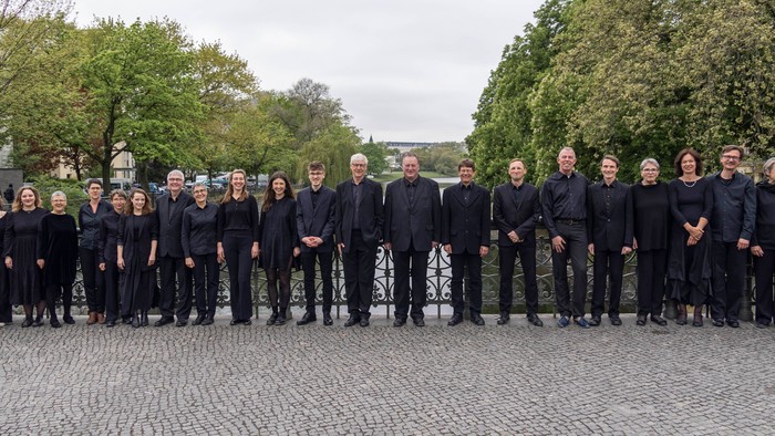Ein großer Chor posiert in Reih und Glied im Freien