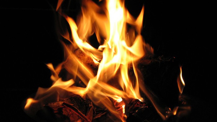 Ein Feuer brennt im Dunkeln.