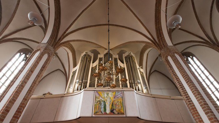 Die Kirche hat eine große Orgel und ein großes Gemälde