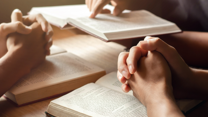 Børn læser bøger på bordet