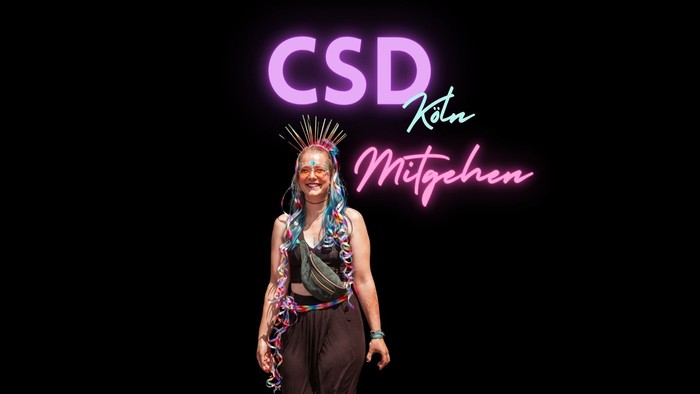 Eine Frau steht vor einem beleuchteten CSD-Schild mit einem Kopfschmuck.