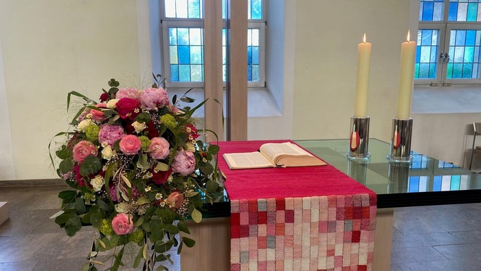 Kirchenaltar mit Blumen und Kerzen