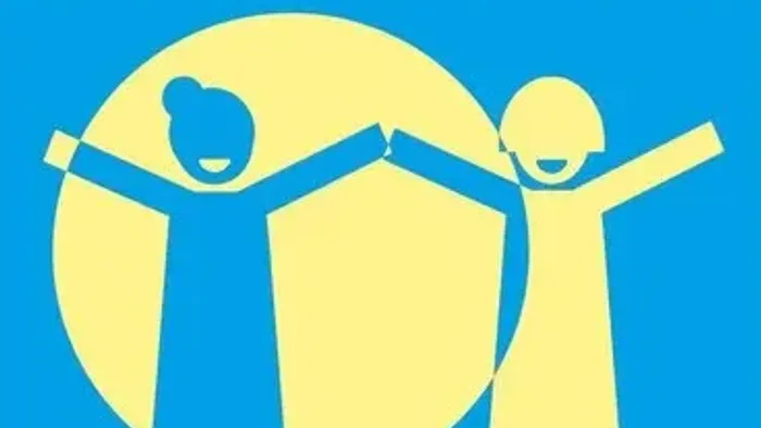 Zwei Kinder halten sich an den Händen vor einem großen gelben Kreis