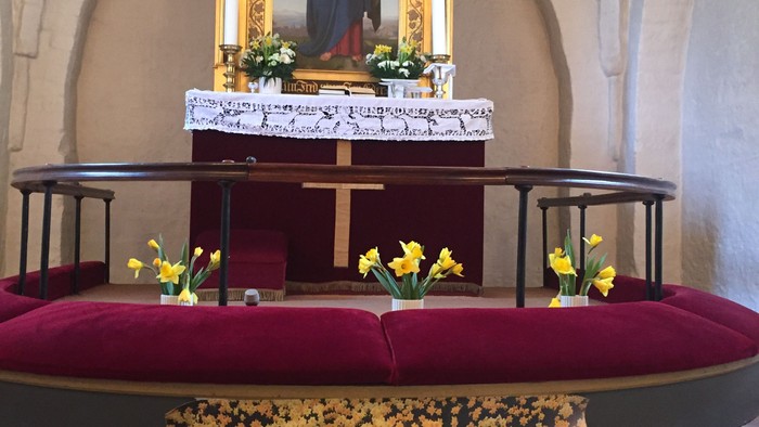 Alter i kirke med blomsterdekor