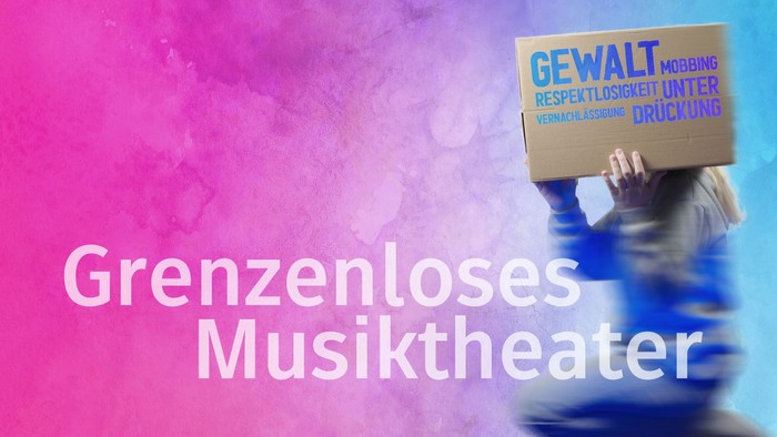 Person hält Karton mit Aufdruck "Gewaltmobbing respektlosigkeit unter druckung" vor Gesicht, Text "Grenzenloses Musiktheater"