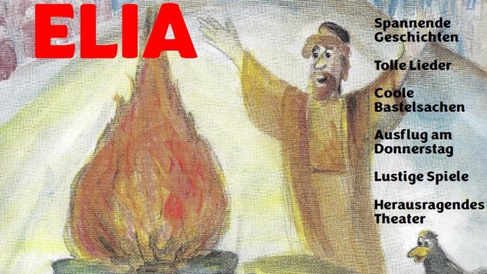 Das Bild zeigt eine Theateraufführung mit einem Mann und einem Feuer, begleitet von Text in deutscher Sprache.