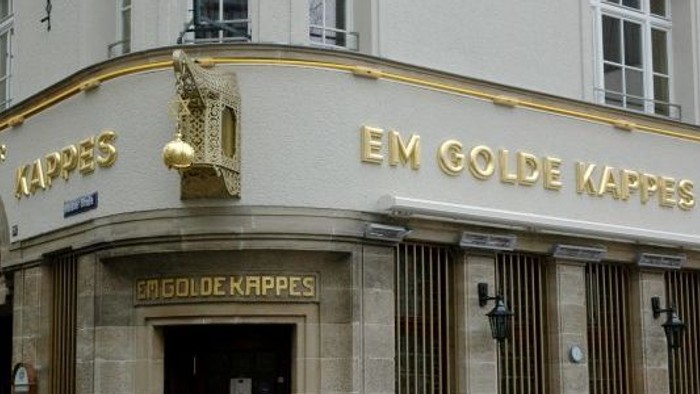 Das Gebäude mit der goldenen Beschriftung "Em Golde Kappes" an der Ecke.